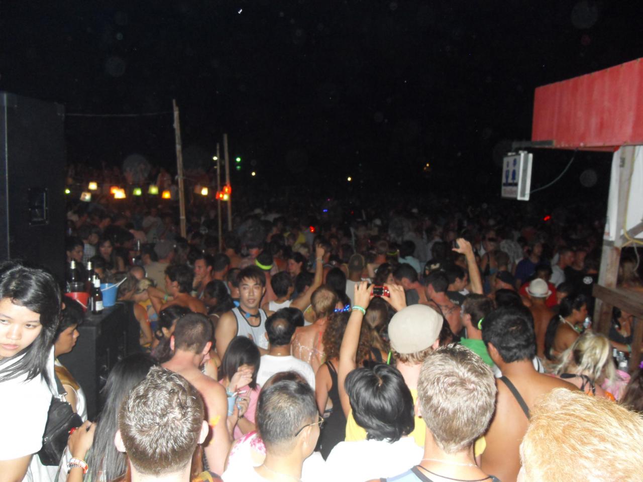 Haad Rin Full Moon Party, trying to get down to beach